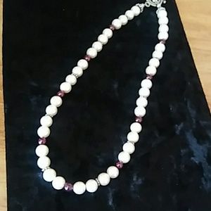 Pearl look with maroon accent